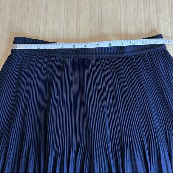 Navy pleated midi skirt | size 8 | H&M - Picture 5 of 8